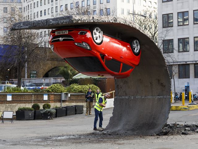 Opel Corsa висит вниз головой на 4,5-метровой высоте в Лондоне